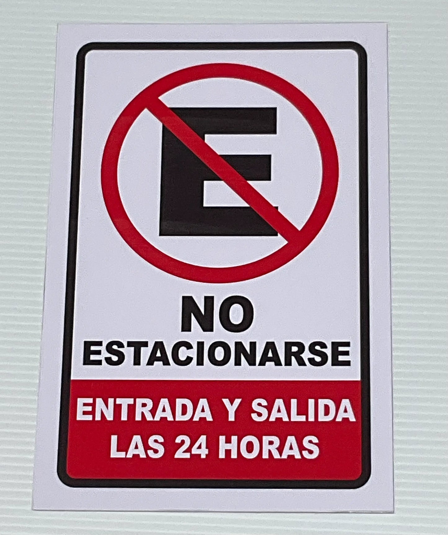 Señalamiento No Estacionarse Entradas y Salidas 24 Horas| 30x40cm| Estireno Calibre 30
